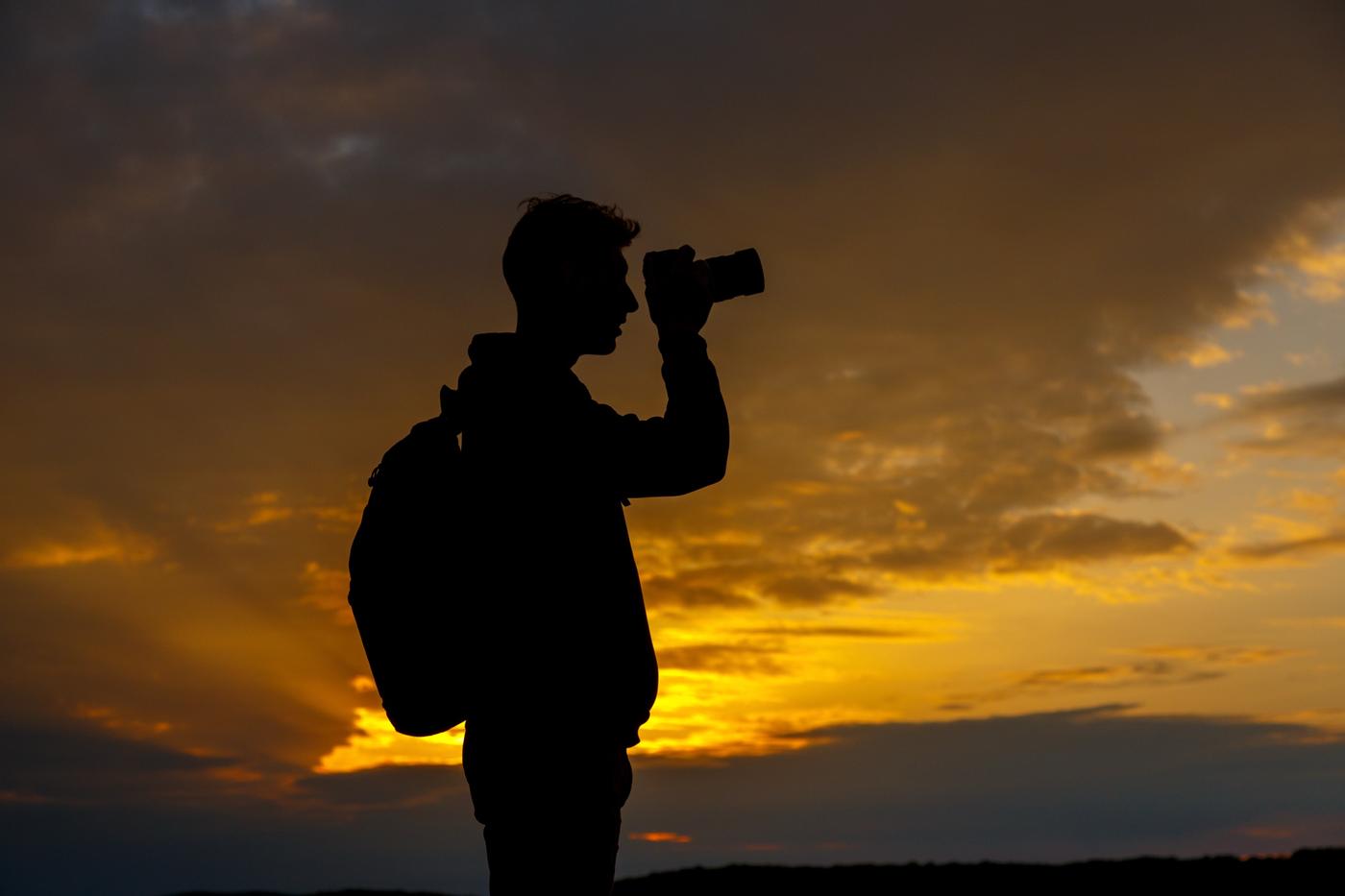 Fotógrafo ao pôr do sol